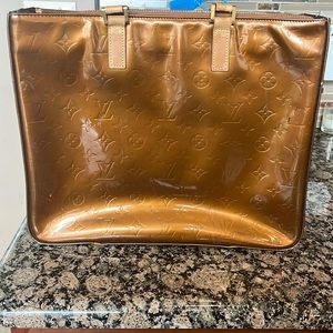 LV BRONZE VERNIS SHOULDERBAG